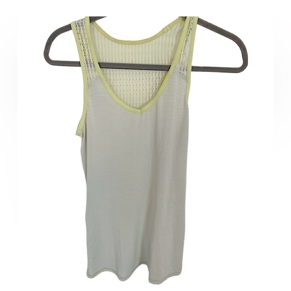 🎉2/$15 LULULEMON top size 4